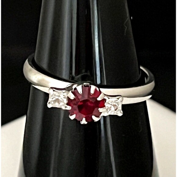 Vintage Costume Ring Silver Tone Prong Set Rhinestones Mid Century Modern 4J - Picture 2 of 3